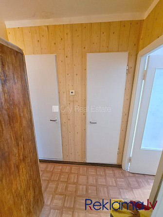 Fasādes māja, ieeja no pagalma, ir lifts, kāpņu telpa pēc kosmētiskā remonta, lodžija, logi Rīga - foto 12