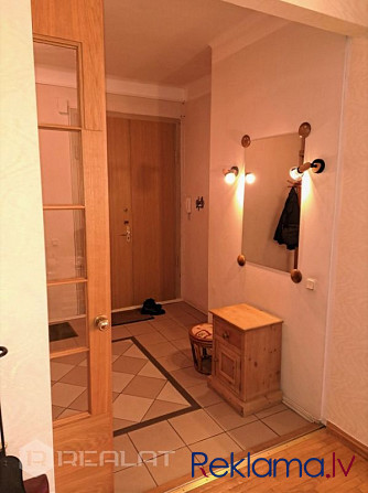 Tiek izīrēts 3 istabu dzīvoklis pilnībā aprīkots ar mēbelēm un tehniku. Ideālā Rīga - foto 1