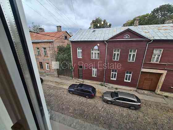 Фасадный дом, вход с улицы, окна выходят на улицу, изолированная комната, кухня, Rīga