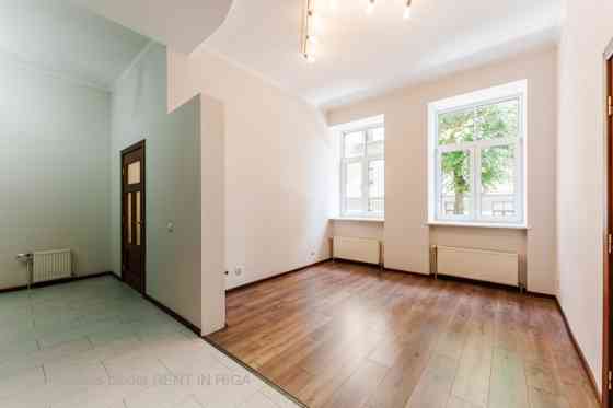 Piedāvājumā ērts un kompakts 3 istabu dzīvoklis klusajā centrā, kapitāli renovētas ēkas pirmajā, bel Rīga