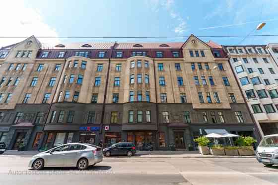 Piedāvājumā ērts un kompakts 3 istabu dzīvoklis klusajā centrā, kapitāli renovētas ēkas pirmajā, bel Rīga