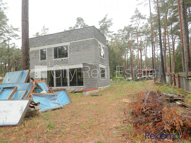 Dvīņu māja, jaunceltne, iežogota teritorija ar koka sētu, apsargāta teritorija, mājā Rīga - foto 4