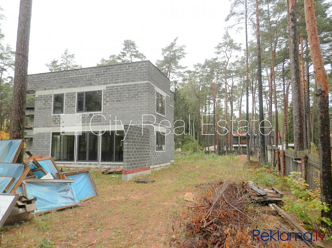Dvīņu māja, jaunceltne, iežogota teritorija ar koka sētu, apsargāta teritorija, mājā Rīga - foto 2