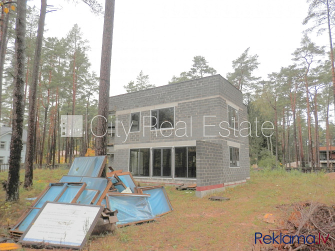 Dvīņu māja, jaunceltne, iežogota teritorija ar koka sētu, apsargāta teritorija, mājā Rīga - foto 1