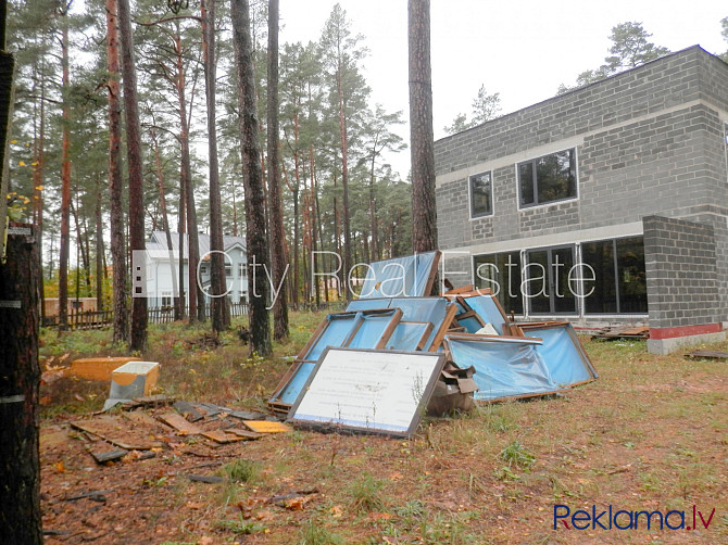 Dvīņu māja, jaunceltne, iežogota teritorija ar koka sētu, apsargāta teritorija, mājā Rīga - foto 3