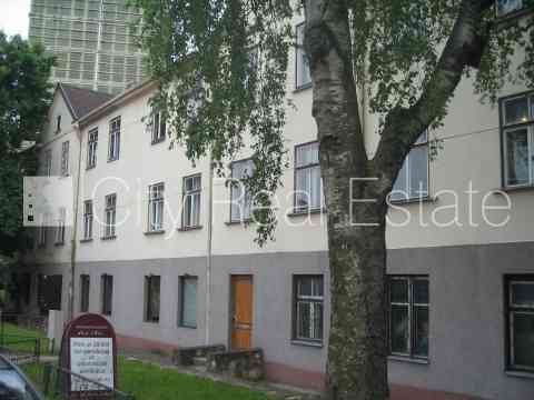 Фасадный дом, покрытие крыши из шифера, благоустроенный озеленённый двор, Rīga