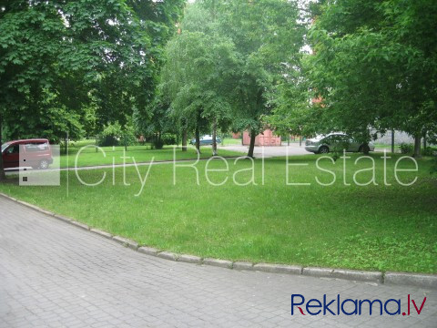 Fasādes māja, šīfera jumta segums, labiekārtots apzaļumots pagalms, iežogota teritorija, Rīga - foto 18
