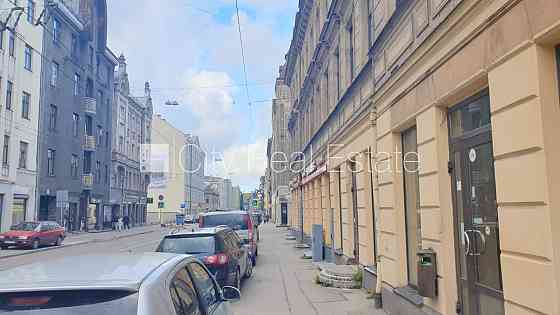 Фасадный дом, закрытый двор, место для машины, вход с улицы и со двора, окна Рига