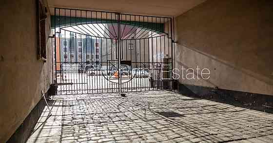 Фасадный дом, благоустроенный озеленённый двор, закрытый двор, въездные ворота Rīga