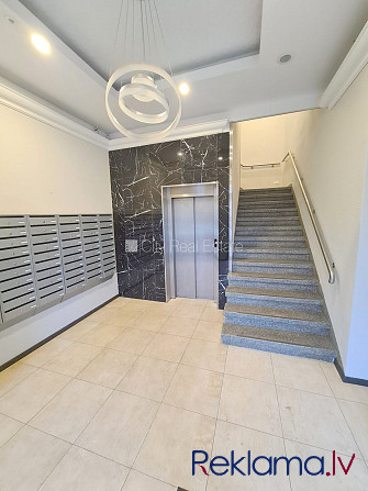 Jaunceltne, fasādes māja, ieeja no ielas, ir lifts, kāpņu telpa pēc kapitālā remonta, logi Rīga - foto 15
