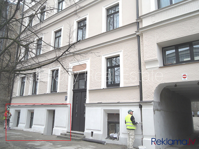 Fasādes māja, renovēta māja, vieta automašīnai, ieeja no ielas, puspagrabs, logi vērsti uz Rīga - foto 12