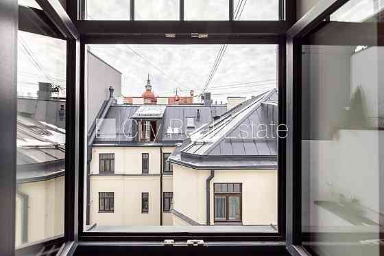 Здание во дворе, реновированный дом, закрытый двор, вход с улицы и со двора, лифт, Rīga