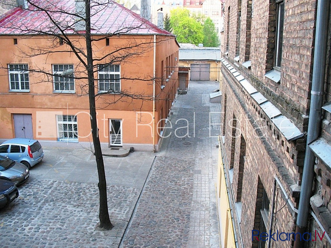 Pagalma ēka, ieeja no pagalma, augstie griesti, gāzes apkure, krāsotas sienas, mainīta Rīga - foto 12