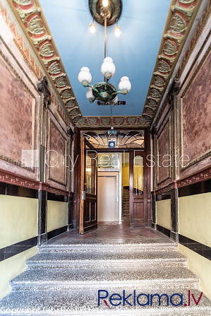 Fasādes māja, renovēta māja, ir lifts, kāpņu telpa pēc kapitālā remonta, viena istaba Rīga - foto 19