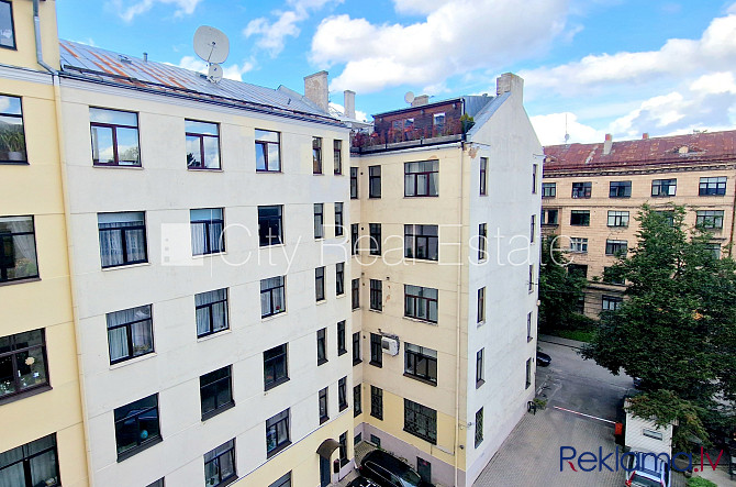 Fasādes māja, renovēta māja, labiekārtots apzaļumots pagalms, teritorijas iebrauktuves vārti Rīga - foto 10