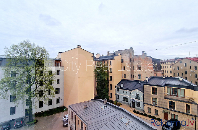 Projekts - Kalpaka Park Residence, fasādes māja, labiekārtots apzaļumots pagalms, ieeja no Rīga - foto 9