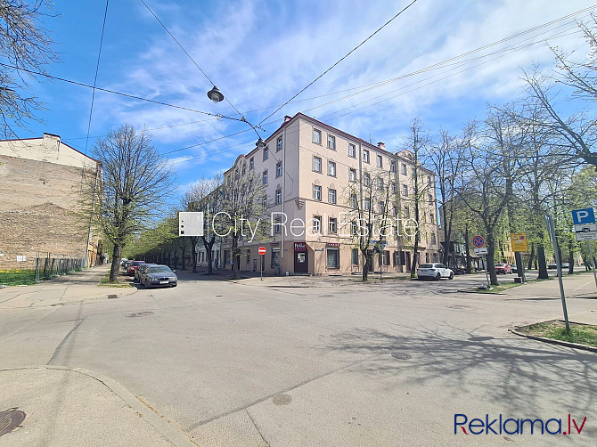 Fasādes māja, ieeja no ielas, kāpņu telpa pēc kosmētiskā remonta, logi vērsti uz ielas Rīga - foto 16