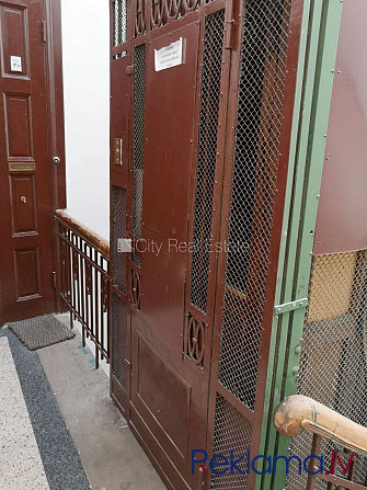 Fasādes māja, ieeja no ielas, ir lifts, balkons, studio tipa, virtuve apvienota ar viesistabu, Rīga - foto 11