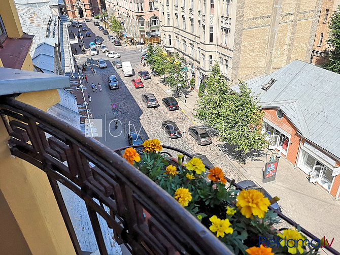 Фасадный дом, вход с улицы, лифт, балкон, студио, кухня объединена с гостинной, Рига - изображение 4