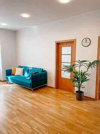 Реновированный дом, благоустроенный озеленённый двор, лифт, лестничная клетка Рига