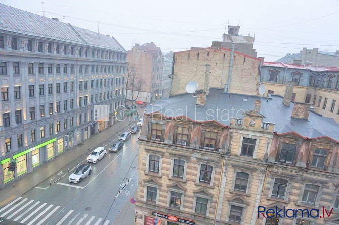 Fasādes māja, ieeja no ielas, ir lifts, kāpņu telpa pēc kapitālā remonta, logi vērsti uz Rīga - foto 9