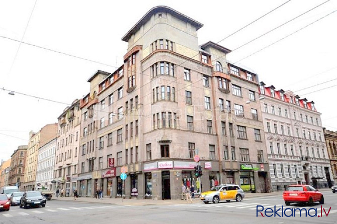 Fasādes māja, ieeja no ielas, ir lifts, kāpņu telpa pēc kapitālā remonta, logi vērsti uz Rīga - foto 19