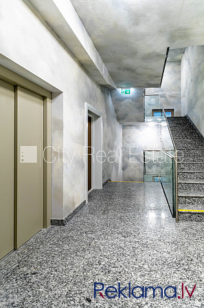 Jaunceltne, slēgts pagalms, ieeja no pagalma, ir lifts, balkons 1,80 m2, logi vērsti uz pagalma Rīga - foto 11