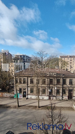 Pagalma ēka, restaurēta māja, slēgts pagalms, iespēja nomāt autostāvvietu, balkons, logi Rīga - foto 16