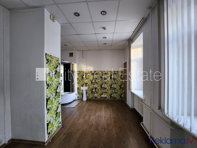 Fasādes māja, vieta automašīnai, ieeja no ielas, logi vērsti mājas abās pusēs, viena telpa Rīga - foto 10