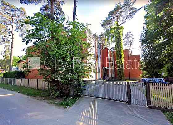 Фасадный дом, кирпичные стены, благоустроенная озеленённая территория, въездные Rīga