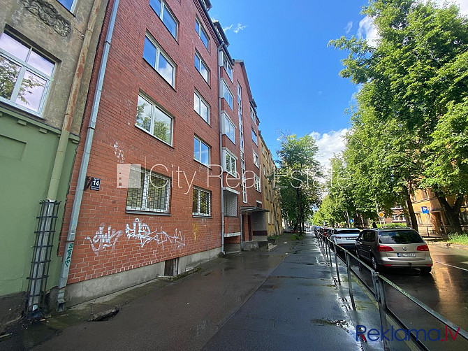 Fasādes māja, labiekārtota apzaļumota teritorija, bezmaksas stāvvieta pagalmā, ieeja no ielas Rīga - foto 11