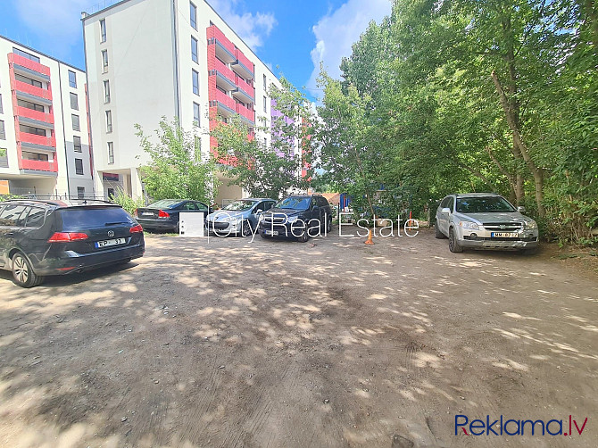 Fasādes māja, vieta automašīnai, ieeja no pagalma, logi vērsti mājas abās pusēs, viena Rīga - foto 18
