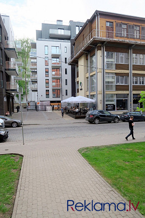 Fasādes māja, labiekārtota apzaļumota teritorija, vieta automašīnai, ir lifts, logi vērsti Rīga - foto 11
