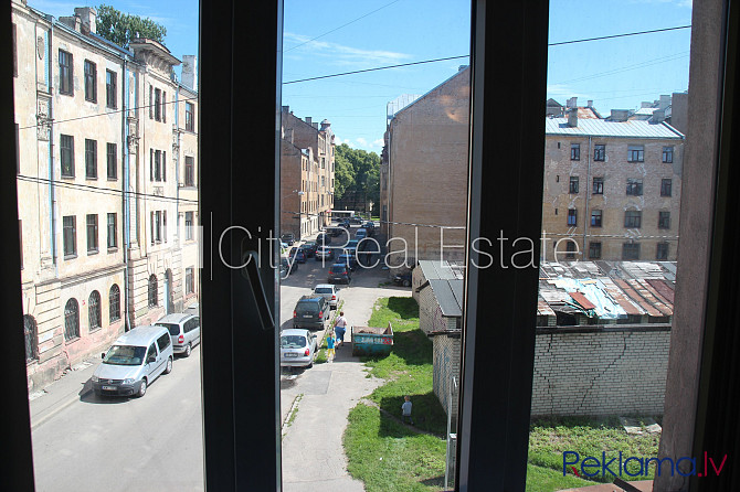 Fasādes māja, slēgts pagalms, vieta vairākām automašīnām, ieeja no ielas un pagalma, logi Rīga - foto 8
