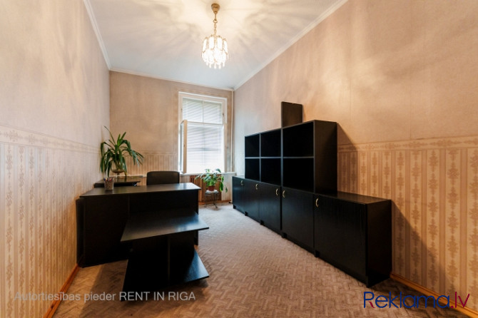 Ilgtermiņa īrei tiek piedāvāts mēbelēts dzīvoklis ar 3 izolētām istabām un atsevišķu Rīga - foto 1