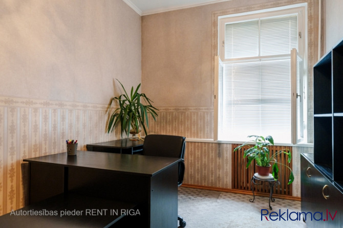 Ilgtermiņa īrei tiek piedāvāts mēbelēts dzīvoklis ar 3 izolētām istabām un atsevišķu Rīga - foto 2