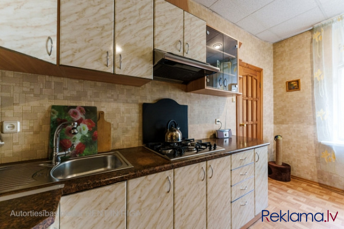 Ilgtermiņa īrei tiek piedāvāts mēbelēts dzīvoklis ar 3 izolētām istabām un atsevišķu Rīga - foto 4