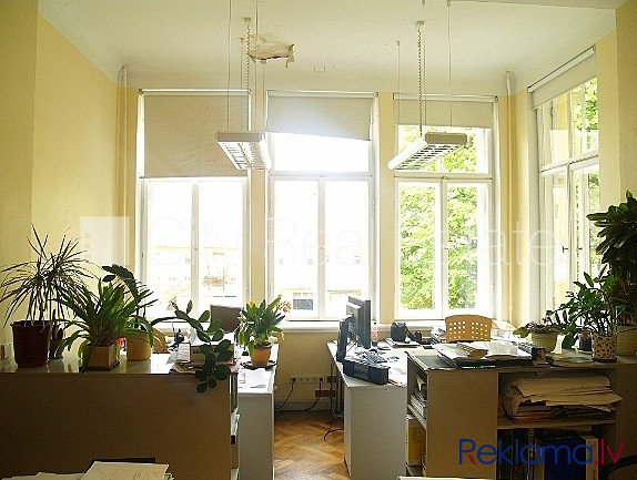 Fasādes māja, ieeja no ielas un pagalma, kāpņu telpa pēc kapitālā remonta, logi vērsti Rīga - foto 15