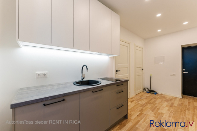 Продается отремонтированная 1-комнатная квартира с отдельной кухней в центре Рига - изображение 3