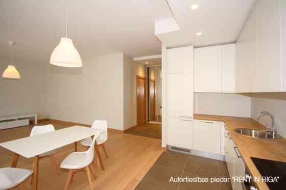 Izīrē plašu divistabu dzīvokli jaunajā projektā Skanstes Parks. Dzīvokļa platība kopā ar terasi 111, Рига