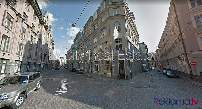 Fasādes māja, apsaimniekošanas maksa mēnesī 100 EUR, ieeja no ielas, logi vērsti uz ielas Rīga - foto 9