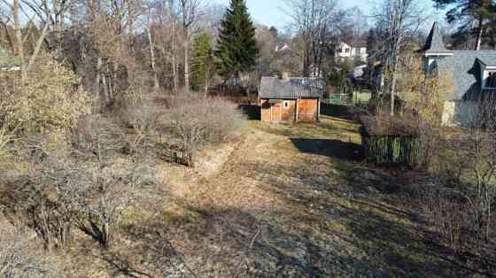 A large plot of land with an area of 2175m2 in a residential area in Melluži. 7 minutes on foot to t Юрмала