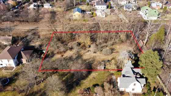 A large plot of land with an area of 2175m2 in a residential area in Melluži. 7 minutes on foot to t Юрмала