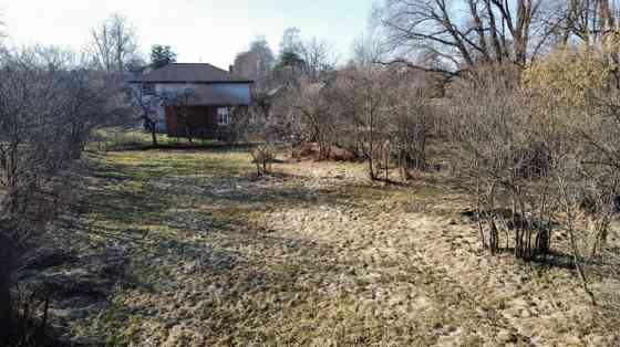 A large plot of land with an area of 2175m2 in a residential area in Melluži. 7 minutes on foot to t Юрмала