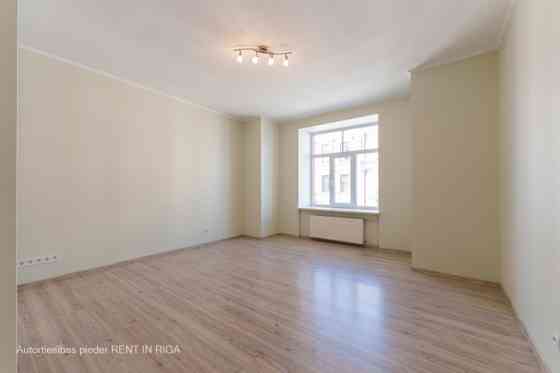 Apartment for rent in Kr. 18 Valdemāra street.   Total area: 135.7 m2; Located on the 5th floor, the Рига