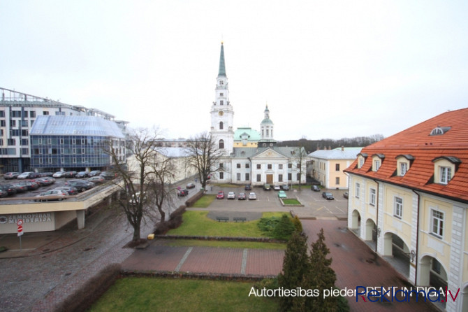 Ar lielisku panorāmas skatu uz Republikas laukumu paveras 5-istabu penthouse apartamenti ar Rīga - foto 1