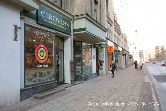 Tirdzniecības telpas Centrā, pie Matīsa ielas.  + 1. stāvs. + Lieli skatlogi un ieeja no ēkas fasāde Rīga