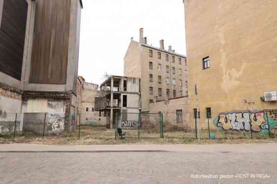 Zemes gabals Centrā.  Zemes gabals 1103,15  m2; Jaukta apbūve ar dzīvojamo funkciju; 2005. gada proj Rīga