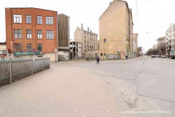 Zemes gabals Centrā.  Zemes gabals 1103,15  m2; Jaukta apbūve ar dzīvojamo funkciju; 2005. gada proj Rīga