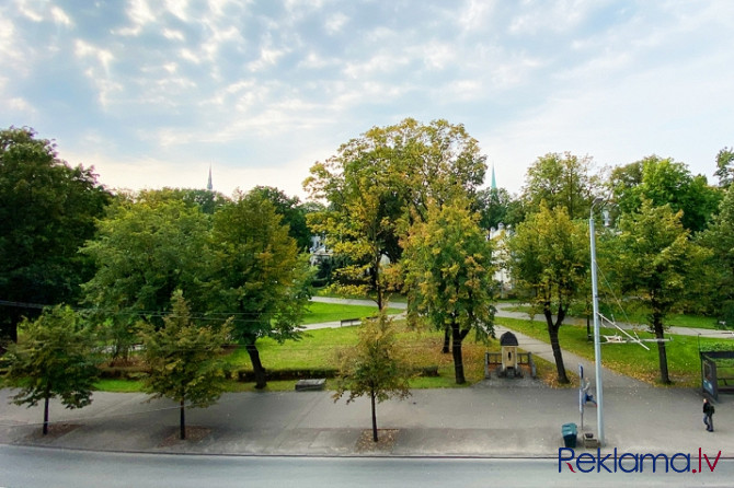 Reprezentabls dzīvoklis pašā pilsētas centrā ar skatu uz parku. No 2 istabu logiem paveras Rīga - foto 3